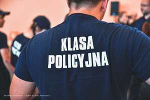 Policjanci oraz uczniowie na Wojewódzkich eliminacjach do I Ogólnopolskiego Przeglądu Musztry Klas Mundurowych