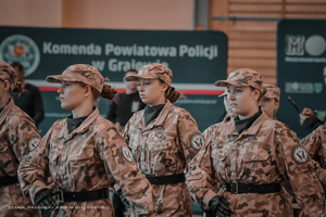 Policjanci oraz uczniowie na Wojewódzkich eliminacjach do I Ogólnopolskiego Przeglądu Musztry Klas Mundurowych