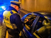 policjant kontroluje pojazd