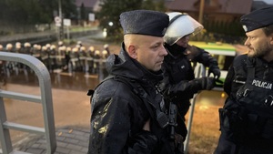 policjanci zabezpieczają mecz