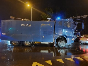 Policjanci zabezpieczają mecz