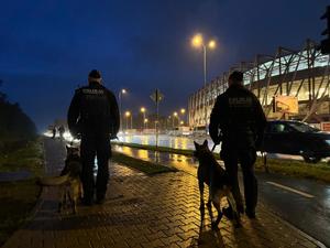 Policjanci zabezpieczają mecz