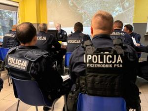 Policjanci zabezpieczają mecz