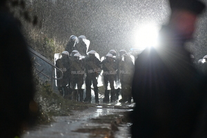 Policjanci podczas zabezpieczenia