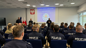 policjanci na sali