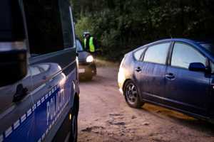 policjanci kontrolują kierowców