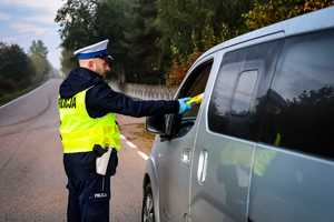 policjanci kontrolują kierowców