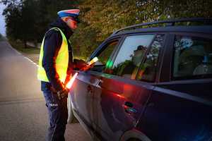 policjanci kontrolują kierowców