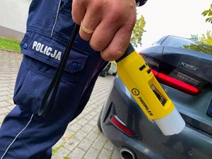 Policjant z alkomatem