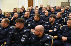 Policjanci oraz pracownicy na zakończeniu egzaminu aspiranckiego