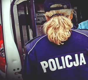 policjantka przy samochodzie