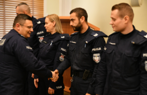 Komendant z policjantami