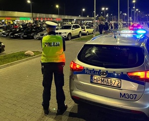 policjant przy samochodzie na ulicy