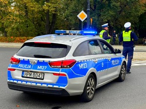 radiowóz i policjanci