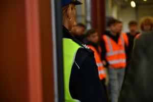 uczniowie i policjanci