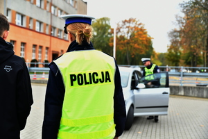 uczniowie i policjanci