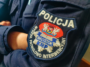 naszywka z napisem policja na rękawie munduru