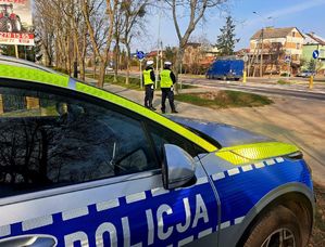 w tle policjanci i radiowóz