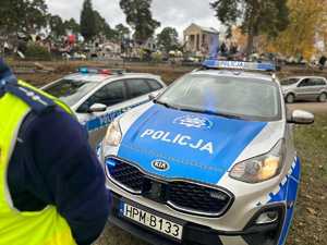 policjanci podczas zabezpieczenia dnia Wszystkich Świętych