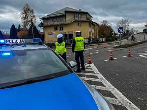 policjanci podczas zabezpieczenia dnia Wszystkich Świętych