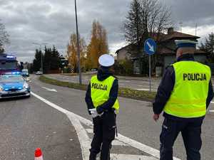 policjanci podczas zabezpieczenia dnia Wszystkich Świętych