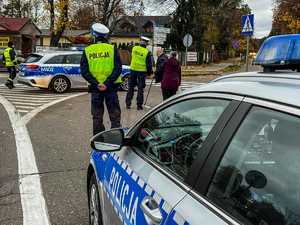 policjanci podczas zabezpieczenia dnia Wszystkich Świętych