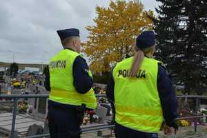 policjanci podczas zabezpieczenia dnia Wszystkich Świętych