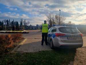 policjanci podczas zabezpieczenia dnia Wszystkich Świętych