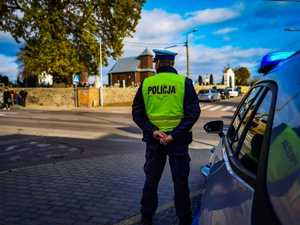 policjanci podczas zabezpieczenia dnia Wszystkich Świętych