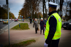 Policjanci podczas zabezpieczenia Dnia Wszystkich Świętych