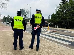 policjanci przy przejściu dla pieszych