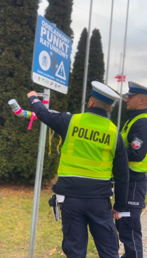 Policjanci wraz z odblaskowym punktem