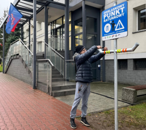 Policjanci wraz z odblaskowym punktem