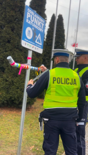 Policjanci wraz z odblaskowym punktem