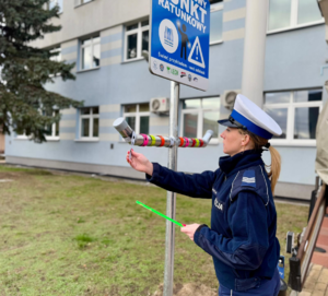 Policjanci wraz z odblaskowym punktem