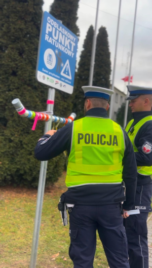 Policjanci wraz z odblaskowym punktem