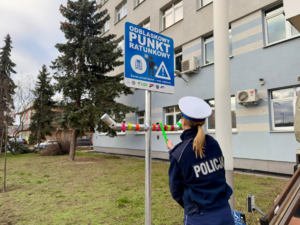 Policjanci wraz z odblaskowym punktem