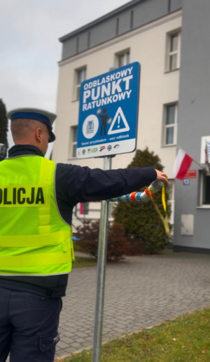 Policjanci wraz z odblaskowym punktem