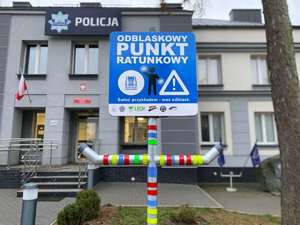 Policjanci wraz z odblaskowym punktem