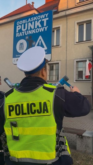 Policjanci wraz z odblaskowym punktem