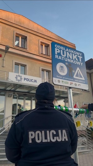 Policjanci wraz z odblaskowym punktem