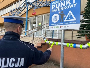 Policjanci wraz z odblaskowym punktem