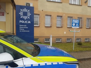 Policjanci wraz z odblaskowym punktem