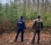 policjant i funkcjonariusz Straży Leśnej