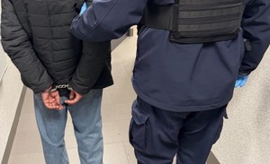 policjant i zatrzymany mężczyzną-stoją tyłem