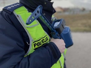 policjant z miernikiem prędkości