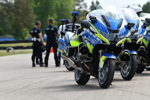 policjanci na motocyklach