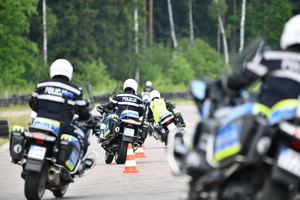 policjanci na motocyklach