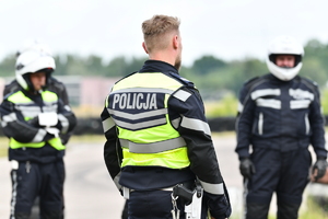 policjanci na motocyklach