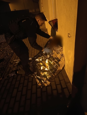 policjant i mężczyzna okryty kocem